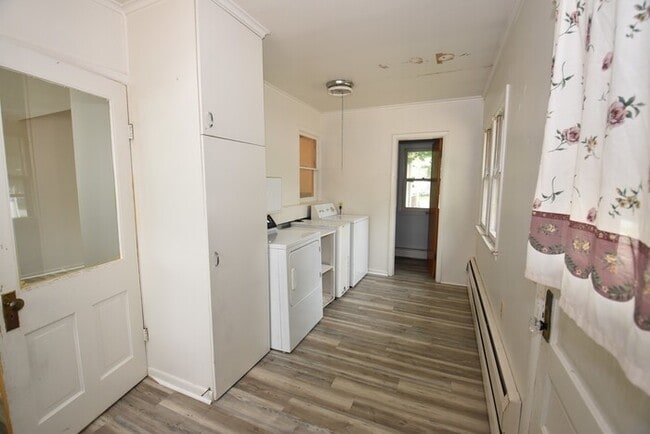 Building Photo - Beautiful 3 Bedroom Lower Unit Apartment i...