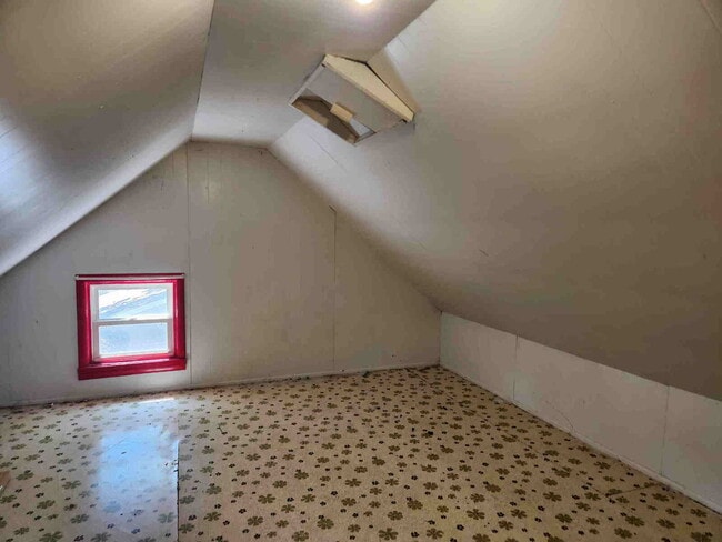 Building Photo - Large Bedrooms UPPER Oshkosh $1025