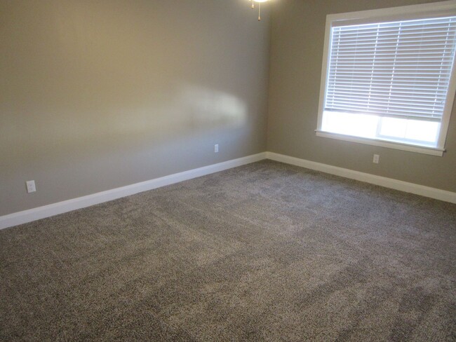 Building Photo - Move-In Bonus - Newer Town home living in ...