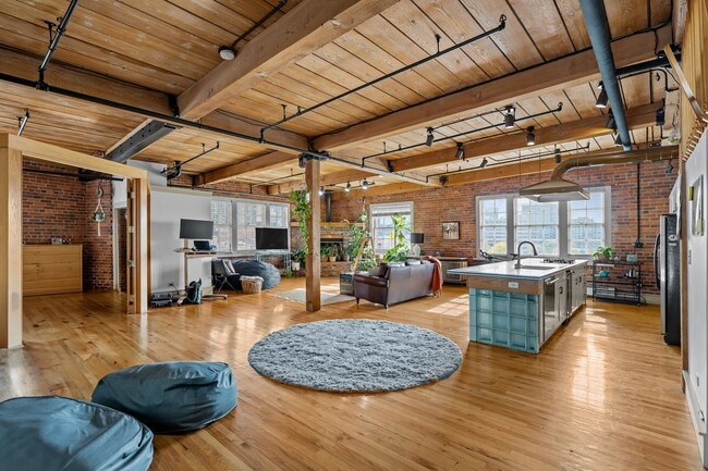 Building Photo - Beautiful loft in Downtown Denver!