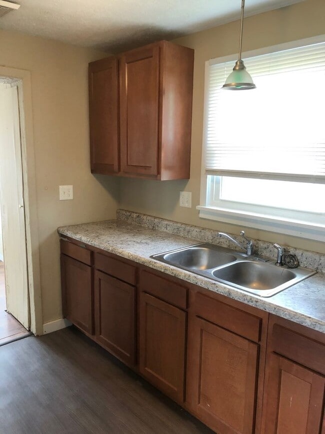 Building Photo - Cute 1 Bedroom House!!