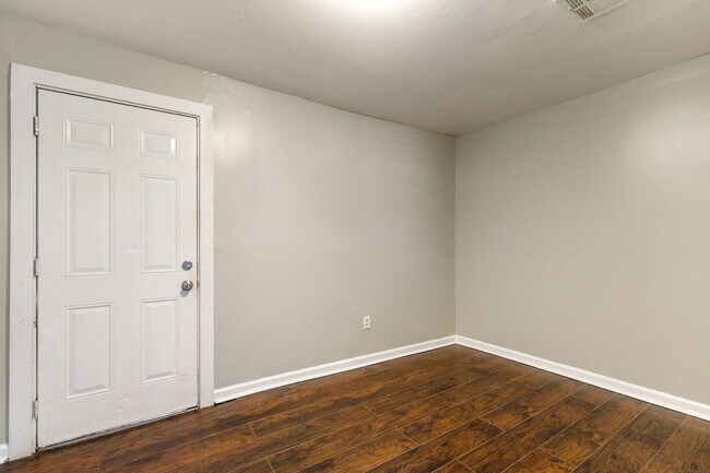 Building Photo - 1501-1503 Desire