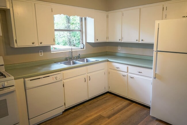 Building Photo - Sublease: Available 7/22/25 Beautiful 4/2 ...