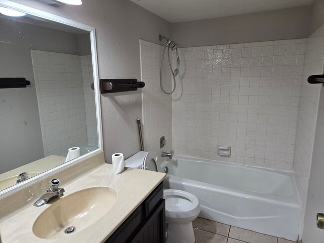 Building Photo - Beautiful 3 Bed 1.75 bath Corner lot, with...