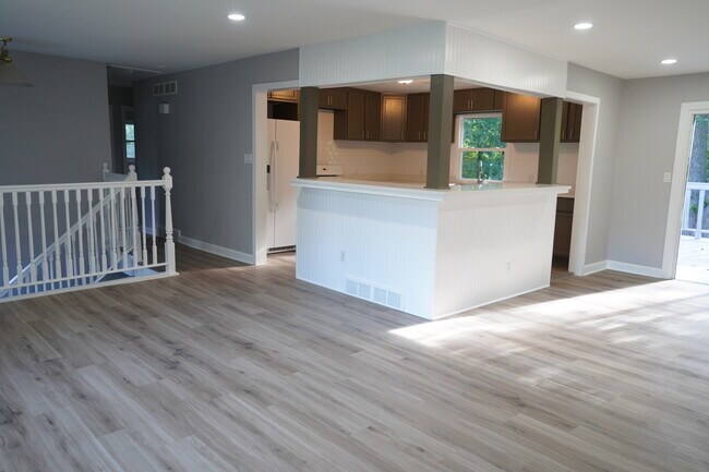Building Photo - 1501 N Freund Ave
