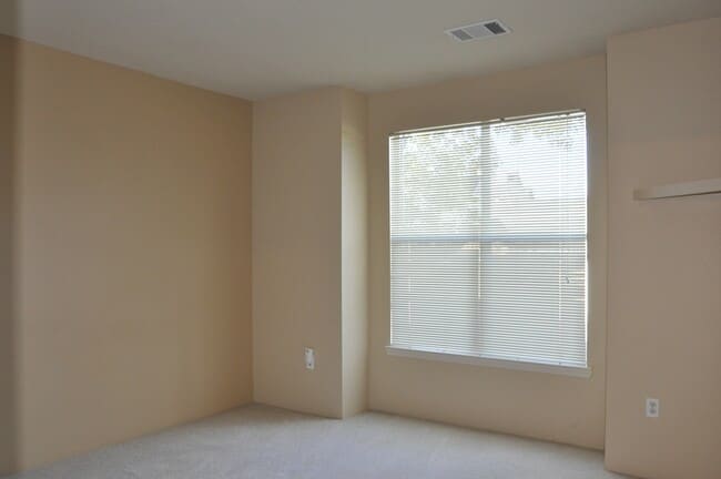 Building Photo - 6009 Castlegate Dr W