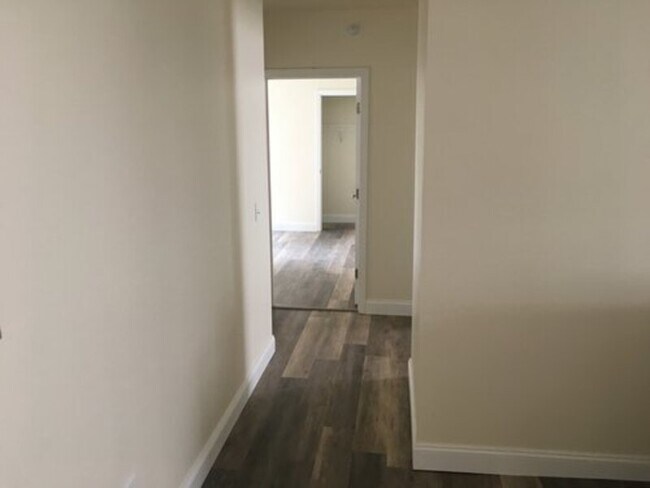 Building Photo - 323-325 College Street, Unit 12