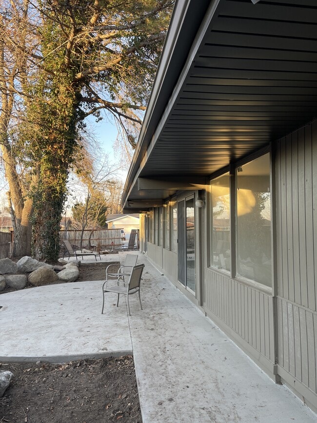 Building Photo - 1576 E Lakewood Dr