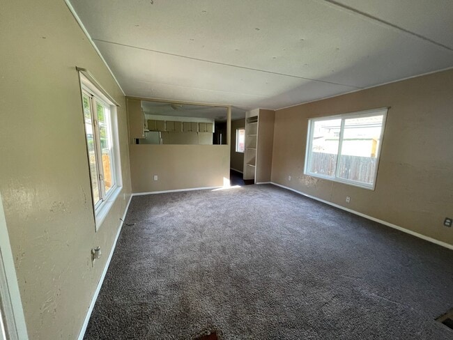 Building Photo - 2 bedroom 2 bath mobile walking distance to restaurants and stores