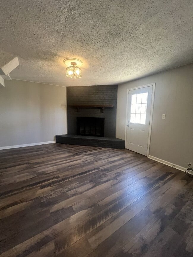 Building Photo - Charming 3 Bed, 1.5 Bath Rental Home on St...