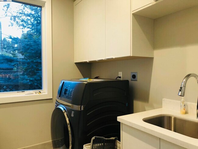 Building Photo - 466-4B1 Ruthven,Palo Alto CA 94301