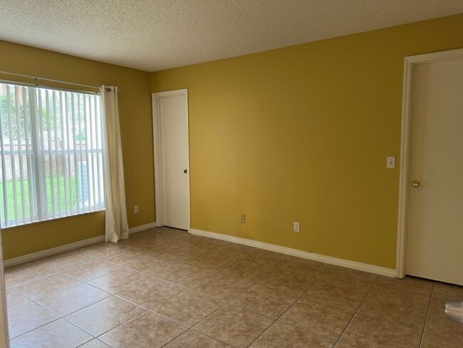 Building Photo - Spacious 3/2 Town Home in Meadow Woods.  A...