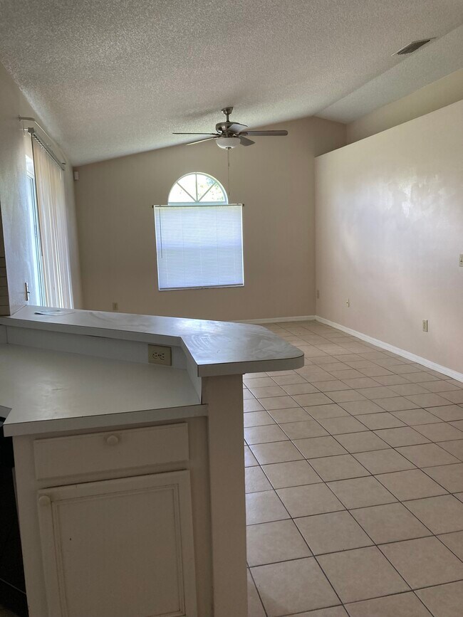 Building Photo - 867 Lake Jackson Cir