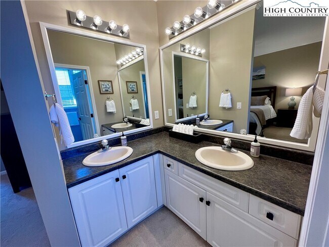 Building Photo - 419 E Landing Dr