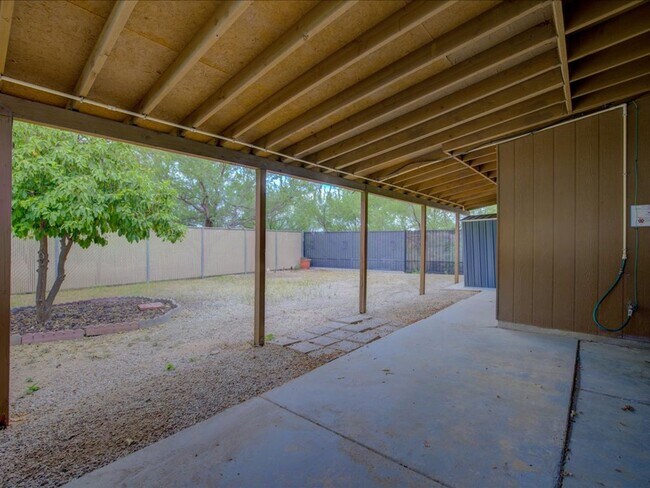 Building Photo - Charming 4-Bedroom Home with Spacious Living & Private Backyard!