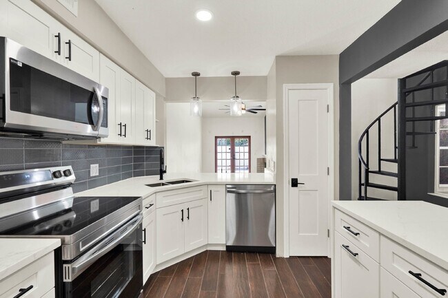 Building Photo - Charming 2-Bedroom + Bonus Room/Loft, 2-Bath Townhome Retreat in Conway!