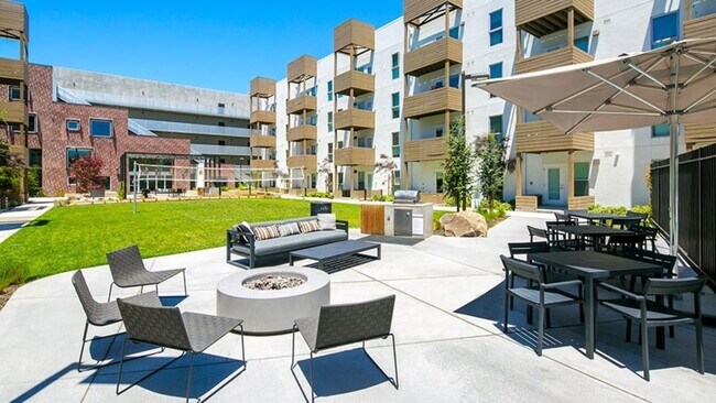 Building Photo - 868 S 5th St