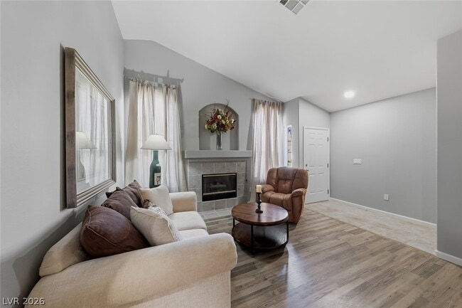 Building Photo - 833 Glitter Glen Ct