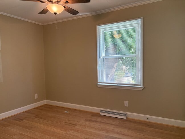 Building Photo - 3 Bedroom, 1 Bathroom House in High Point!