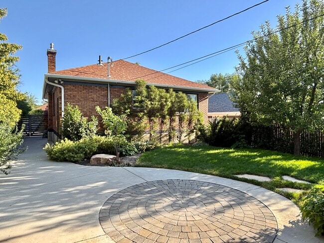 Building Photo - Stunning Remodel Near 9th & 9th!