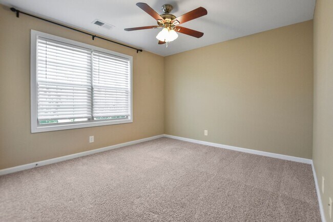 Building Photo - Pet Friendly Three Bedroom!