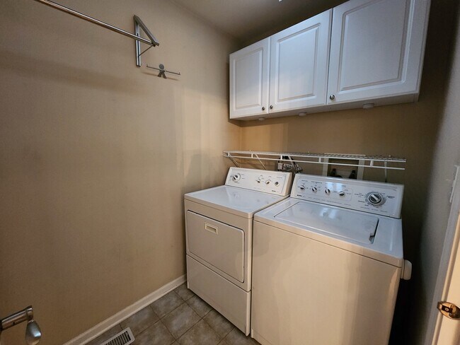 Building Photo - 1137 Reserve Dr