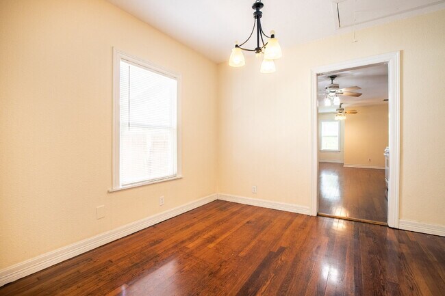 Building Photo - 3br / 2ba house in Woodlawn terrace, close...
