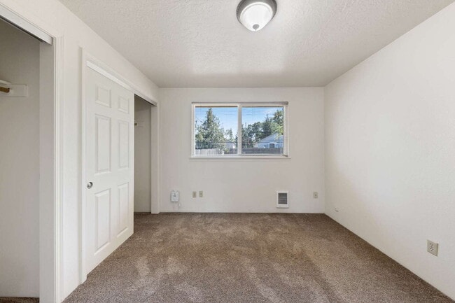 Building Photo - 2 Bedroom Duplex **MOVE IN SPECIAL** $500 ...