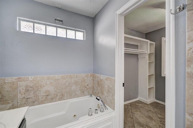Building Photo - 1209 SW 113th St