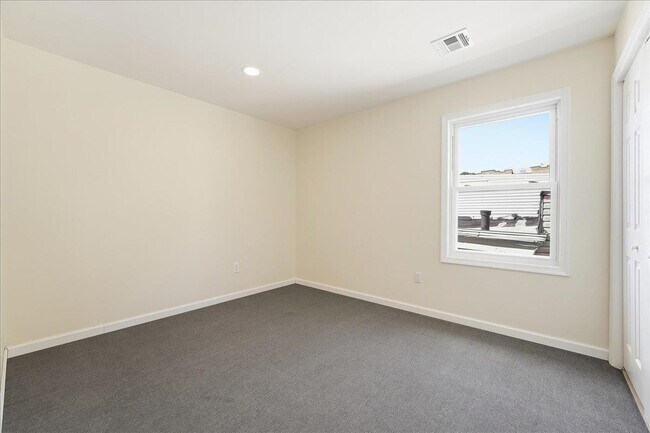 Building Photo - 624 Bramhall Ave