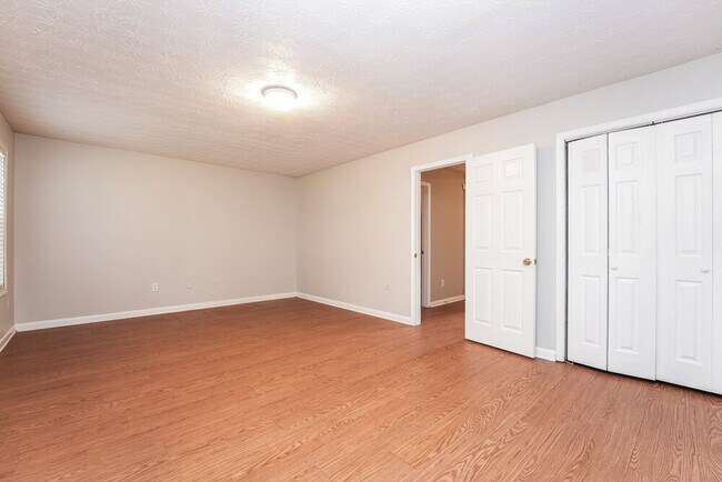 Building Photo - 335 Shadowbrooke Cir SW