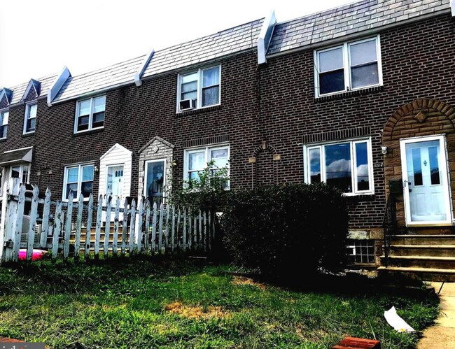 Building Photo - 3B1B Row House Northeast Philly available July 1st