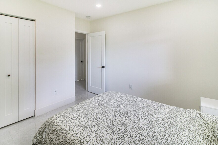 Building Photo - 6124 SW 64th Terrace