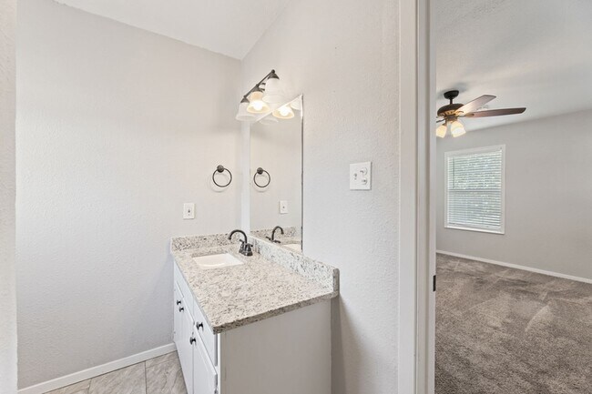 Building Photo - 8009 Northbrook Dr