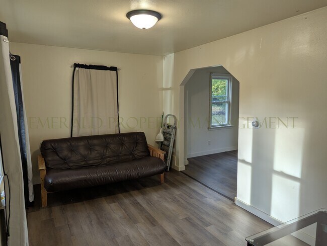 Building Photo - 1318 N Burbank Ave