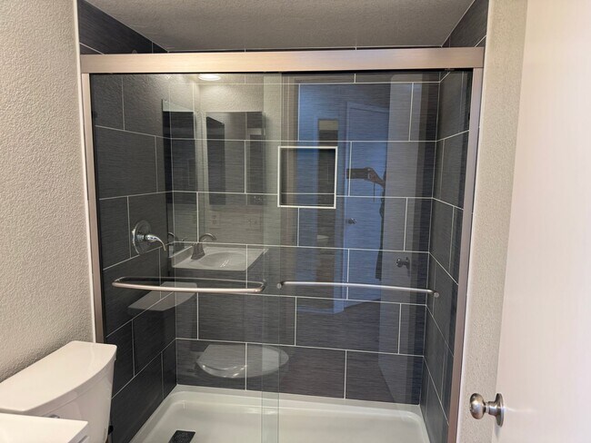 Building Photo - 2776 Woodmont Dr