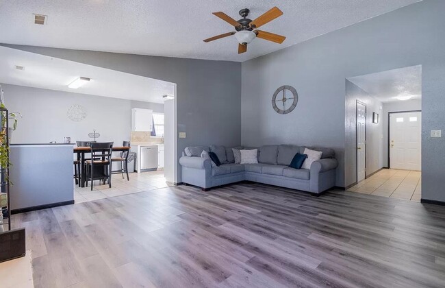 Building Photo - 3 bedroom, 2 bath home: The Highlands!