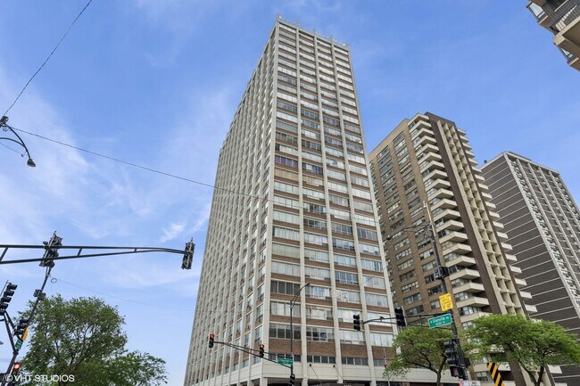 Building Photo - 6171 N Sheridan Rd