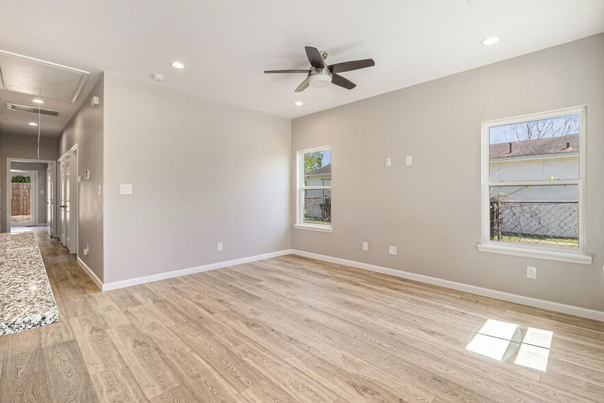 Building Photo - 4645 Larkspur St