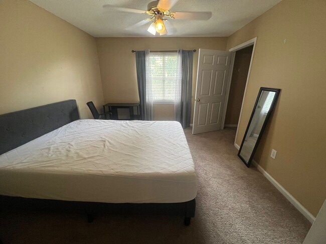 Building Photo - 2 bed 2.5 bath townhouse