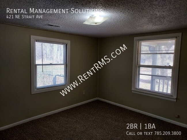 Building Photo - 421 NE Strait Ave