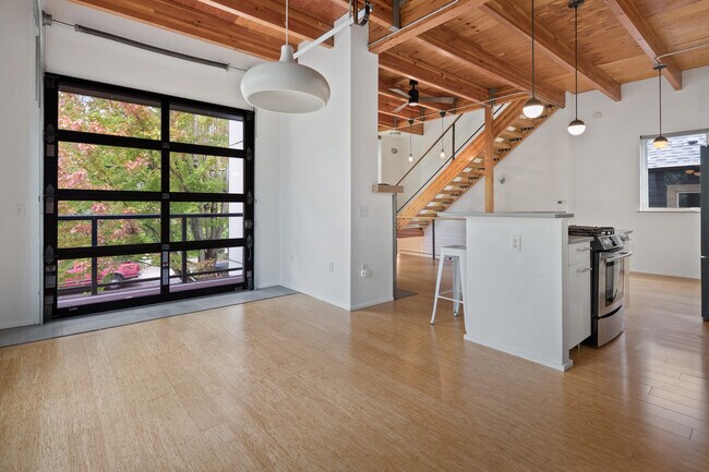 Building Photo - 504 NE Brazee St