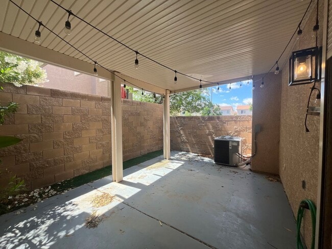 Building Photo - Charming Oversized 2 Bed, 2 Bath Townhouse...