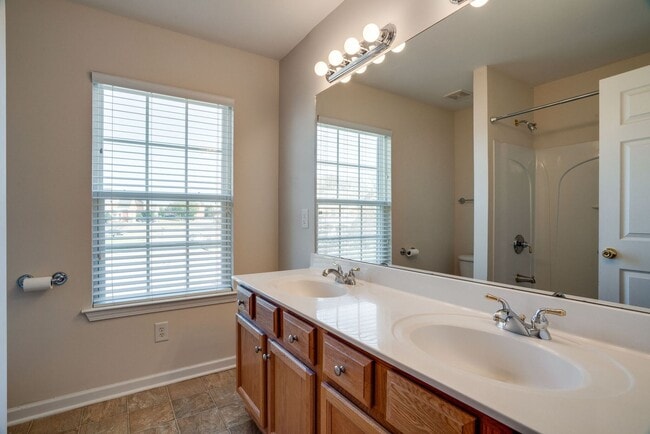 Building Photo - AVAILABLE NOW! 3- or 4-bed/3.5-bath in Bre...