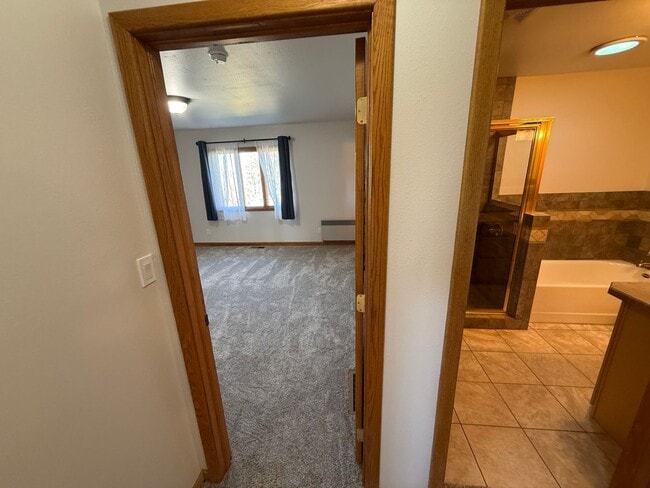 Building Photo - 3 Bed 2 Bath Large Semi-Rural Modern Beautiful Home