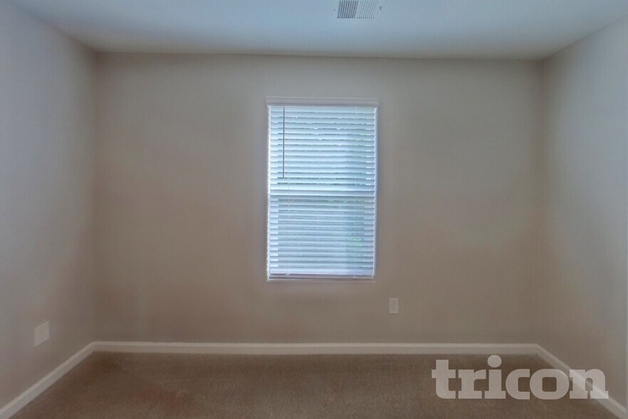 Building Photo - 2118 Southlea Dr
