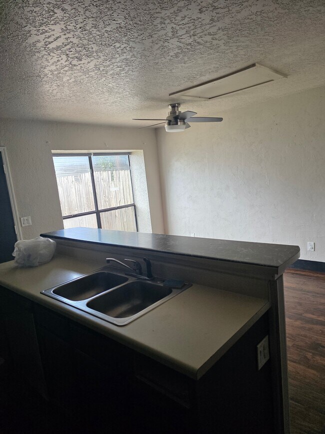 Building Photo - 1325 Eastgate Dr