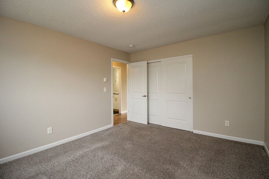 Building Photo - 4609-4609 NE Killingsworth St