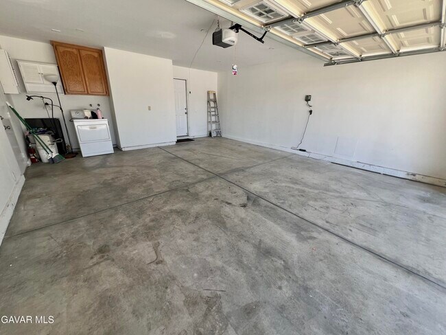Building Photo - 759 E Ave J6