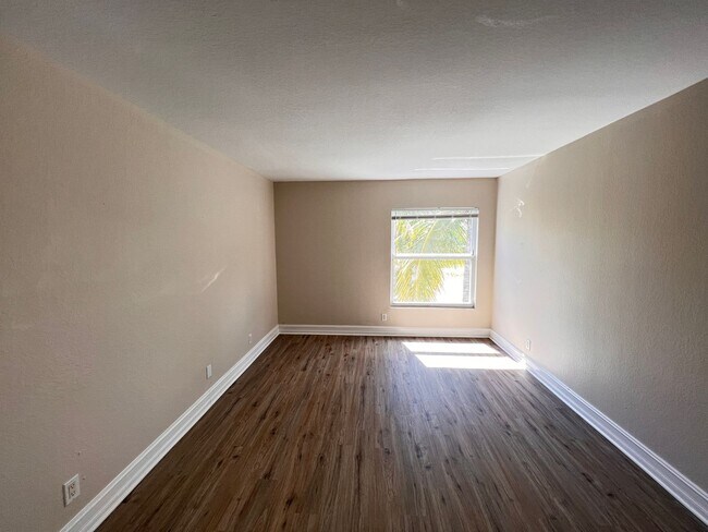 Building Photo - Spacious End-Unit Townhouse in Boynton Beach